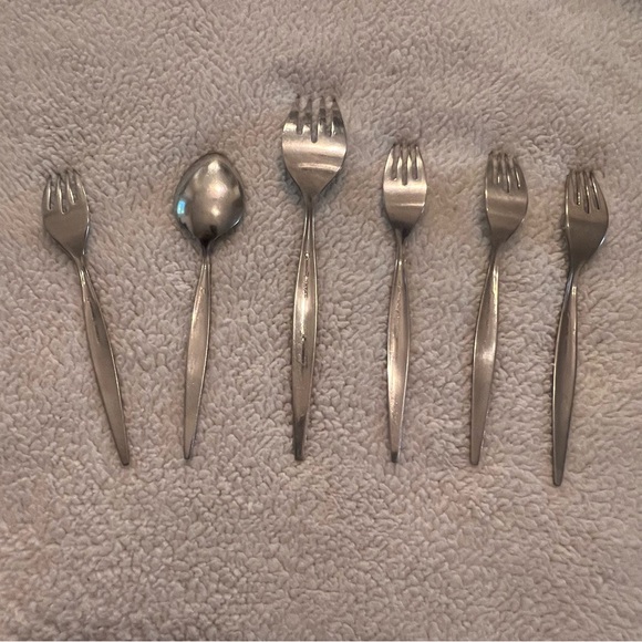 Oneida Community Venetia Stainless Flatware Silverware Spoons Forks 6 piece - Picture 6 of 7